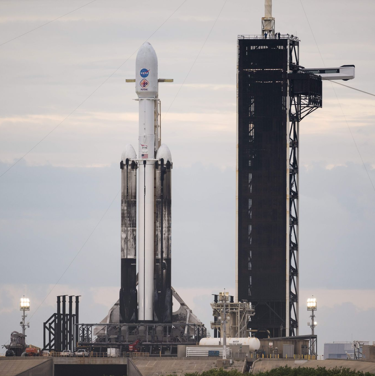 Eine SpaceX Falcon Heavy Rakete mit der Psyche-Sonde an Bord wird für den Start  in Cape Canaveral, Florida, vorbereitet. - Foto: Aubrey Gemignani/Nasa/Planet Pix via ZUMA Press Wire/dpa