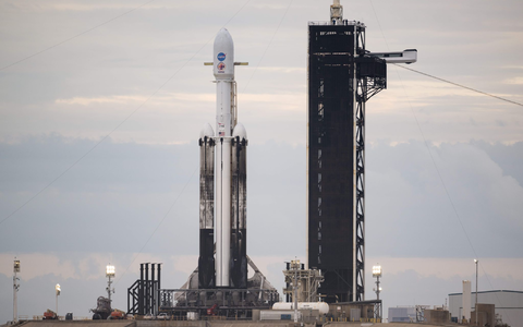 Eine SpaceX Falcon Heavy Rakete mit der Psyche-Sonde an Bord wird für den Start in Cape Canaveral, Florida, vorbereitet. - Foto: Aubrey Gemignani/Nasa/Planet Pix via ZUMA Press Wire/dpa Eine SpaceX Falcon Heavy Rakete mit der Psyche-Sonde an Bord wird für den Start in Cape Canaveral, Florida, vorbereitet. - Foto: Aubrey Gemignani/Nasa/Planet Pix via ZUMA Press Wire/dpa