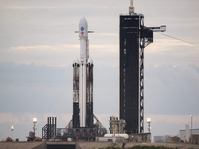Eine SpaceX Falcon Heavy Rakete mit der Psyche-Sonde an Bord wird für den Start  in Cape Canaveral, Florida, vorbereitet. - Foto: Aubrey Gemignani/Nasa/Planet Pix via ZUMA Press Wire/dpa