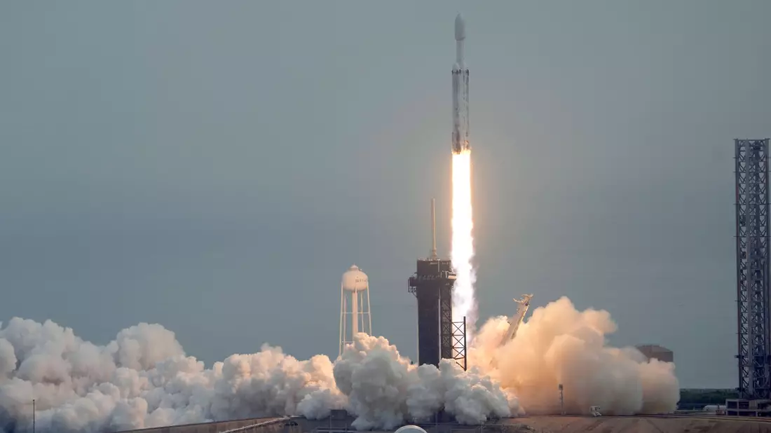 Eine SpaceX Falcon Heavy-Rakete soll die Nasa-Raumsonde «Psyche» zu einem gleichnamigen, metallreichen Asteroiden bringen. - Bild: John Raoux/AP/dpa