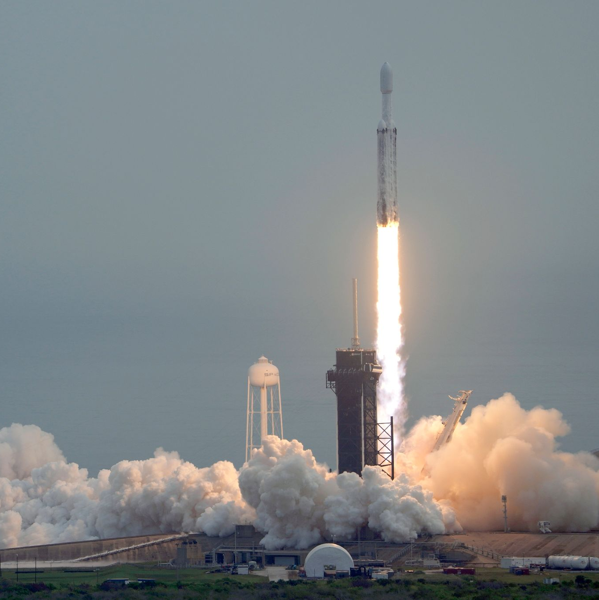 Eine SpaceX Falcon Heavy-Rakete soll die Nasa-Raumsonde «Psyche» zu einem gleichnamigen, metallreichen Asteroiden bringen. - Foto: John Raoux/AP/dpa