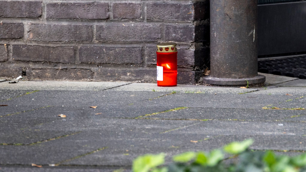Eine Kerze vor dem Wohnhaus der Familie in Dinslaken. Nach dem Vater ist nun auch die Mutter der Dreijährigen festgenommen worden. - Foto: Christoph Reichwein/dpa