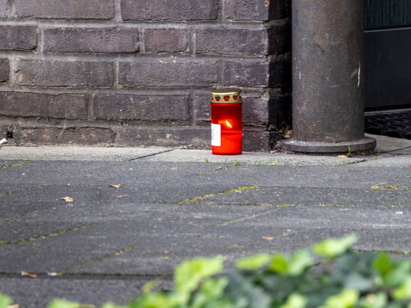 Eine Kerze vor dem Wohnhaus der Familie in Dinslaken. Nach dem Vater ist nun auch die Mutter der Dreijährigen festgenommen worden. - Foto: Christoph Reichwein/dpa