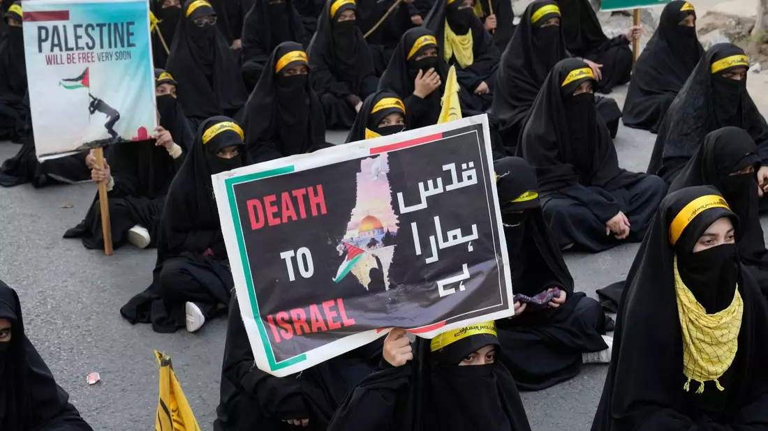 Anhängerinnen der religiösen, muslimischen Organisation «Jamaat-e-Islami» nehmen in Lahore an einer Demonstration gegen die israelischen Luftangriffe auf den Gazastreifen und zur Solidarität mit den Palästinensern teil. - Bild: K.M. Chaudary/AP/dpa