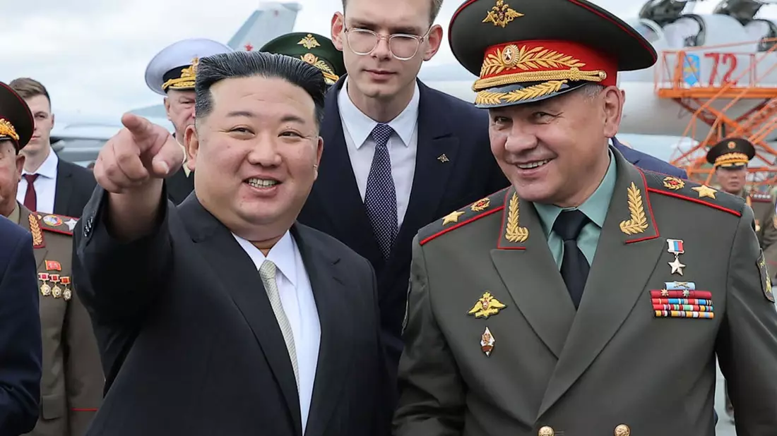 Nordkoreas Machthaber Kim Jong Un (l.) bei einem Besuch im September neben dem russischen Verteidigungsminister Sergej Schoigu auf dem internationalen Flughafen von Wladiwostok. - Bild: Uncredited/kcna/dpa