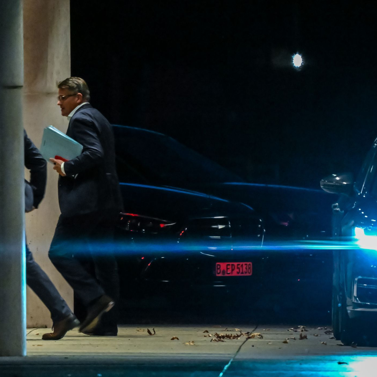 Hessens Regierungschef Boris Rhein (CDU), zugleich Sprecher der Ministerpräsidentenkonferenz, auf dem Weg ins Kanzleramt. - Foto: Britta Pedersen/dpa