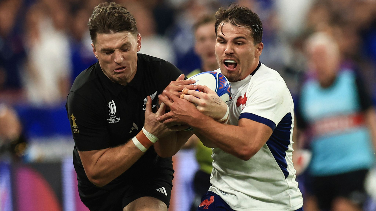 Frankreichs Rugby-Star Antoine Dupont (r) wird am Sonntag voraussichtlich wieder auf dem Platz stehen. - Foto: Aurelien Morissard/AP/dpa