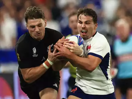 Frankreichs Rugby-Star Antoine Dupont (r) wird am Sonntag voraussichtlich wieder auf dem Platz stehen. - Foto: Aurelien Morissard/AP/dpa