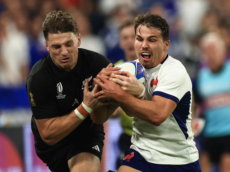 Frankreichs Rugby-Star Antoine Dupont (r) wird am Sonntag voraussichtlich wieder auf dem Platz stehen. - Foto: Aurelien Morissard/AP/dpa