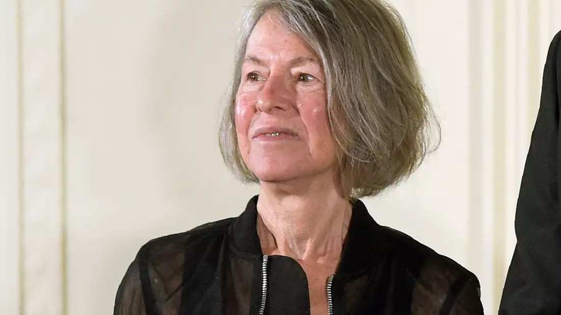 Die Dichterin Louise Glück am 22. September 2016 bei einer Zeremonie zu ihrer Ehrung mit der National Humanities Medal der USA im East Room des Weißen Hauses in Washington. - Bild: Susan Walsh/AP