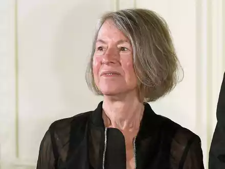 Die Dichterin Louise Glück am 22. September 2016 bei einer Zeremonie zu ihrer Ehrung mit der National Humanities Medal der USA im East Room des Weißen Hauses in Washington. - Foto: Susan Walsh/AP