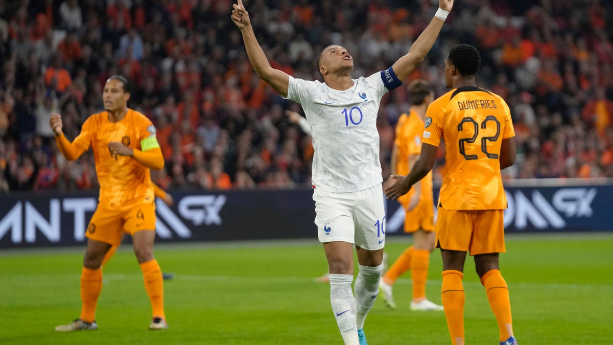 Die Niederländer verloren gegen die Franzisen um Kylian Mbappé (M.). - Foto: Peter Dejong/AP/dpa
