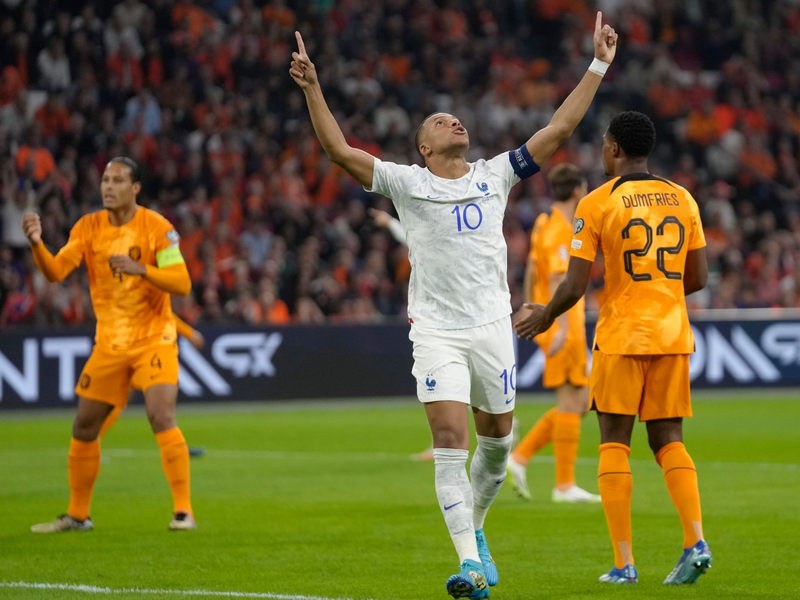 Die Niederländer verloren gegen die Franzisen um Kylian Mbappé (M.). - Foto: Peter Dejong/AP/dpa