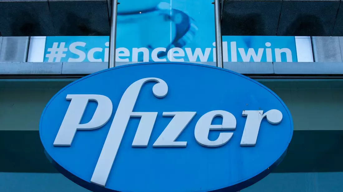 Das Logo des Pharma-Riesen Pfizer. - Bild: Nicolas Maeterlinck/BELGA/dpa
