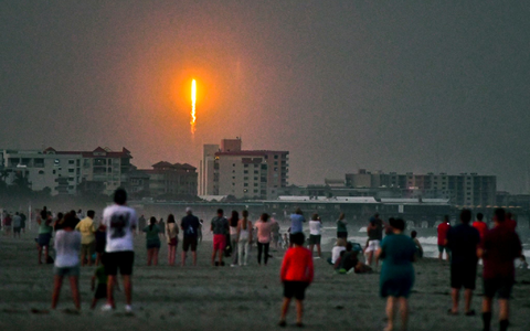 Menschen beobachten am Cocoa Beach im US-Bundesstaat Florida, wie die SpaceX-Rakete in Cape Canaveral abhebt. - Foto: Malcolm Denemark/Florida Today/AP/dpa Menschen beobachten am Cocoa Beach im US-Bundesstaat Florida, wie die SpaceX-Rakete in Cape Canaveral abhebt. - Foto: Malcolm Denemark/Florida Today/AP/dpa