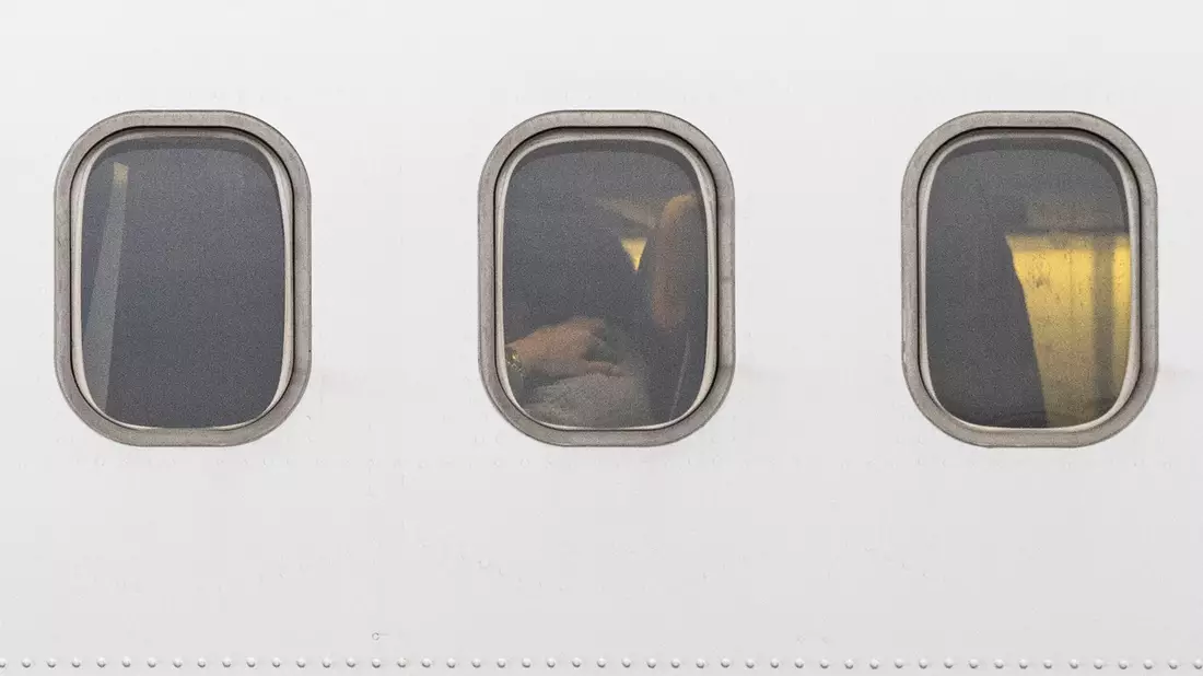 Aus Israel kommende Passagiere warten in einer Lufthansa-Sondermaschine am Flughafen Frankfurt/Main auf den Ausstieg. - Bild: Hannes P. Albert/dpa