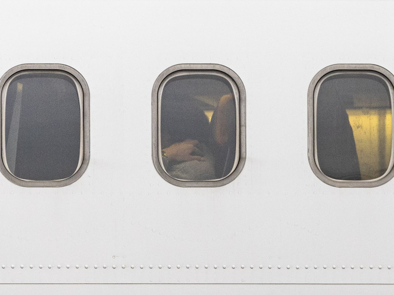 Aus Israel kommende Passagiere warten in einer Lufthansa-Sondermaschine am Flughafen Frankfurt/Main auf den Ausstieg. - Foto: Hannes P. Albert/dpa