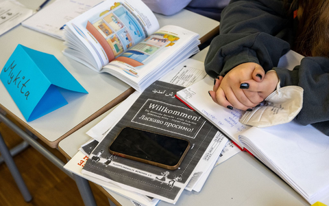 Ein Mädchen aus der Ukraine sitzt mit ihrem Unterrichtsmaterial in einer Klasse. - Foto: Peter Kneffel/dpa