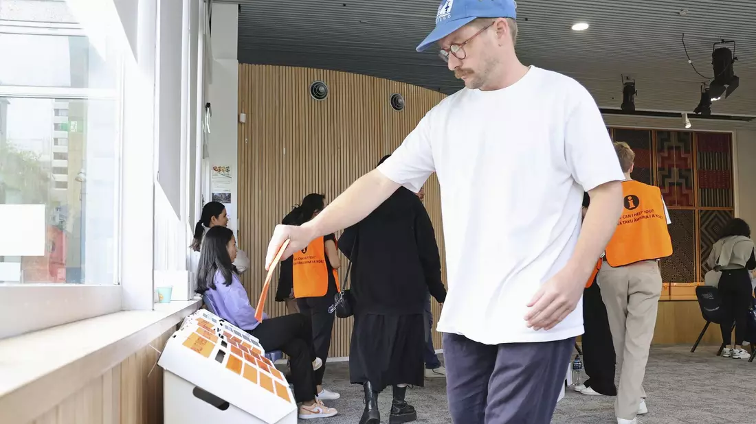 Ein Mann gibt in einem Wahllokal in Auckland seine Stimme für die Parlamentswahlen ab. Es zeichnet sich eine hohe Wahlbeteiligung ab. - Bild: Uncredited/kyodo/dpa