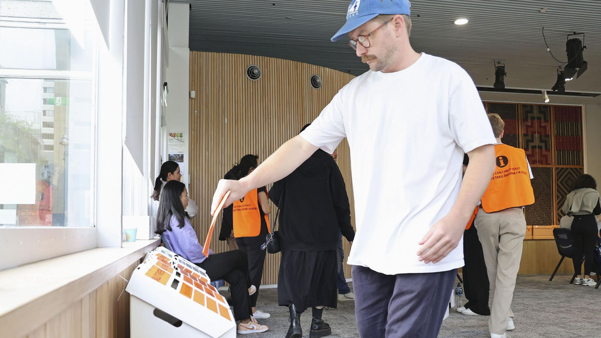 Ein Mann gibt in einem Wahllokal in Auckland seine Stimme für die Parlamentswahlen ab. Es zeichnet sich eine hohe Wahlbeteiligung ab. - Foto: Uncredited/kyodo/dpa