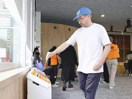 Ein Mann gibt in einem Wahllokal in Auckland seine Stimme für die Parlamentswahlen ab. Es zeichnet sich eine hohe Wahlbeteiligung ab. - Foto: Uncredited/kyodo/dpa