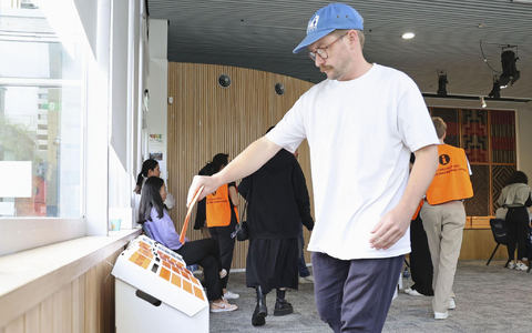 Ein Mann gibt in einem Wahllokal in Auckland seine Stimme für die Parlamentswahlen ab. Es zeichnet sich eine hohe Wahlbeteiligung ab. - Foto: Uncredited/kyodo/dpa