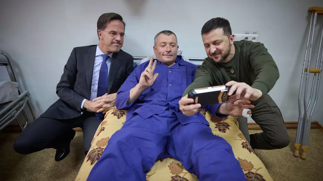 Ein verwundeter ukrainischer Soldat macht ein Selfie mit Präsident Wolodymyr Selenskyj und dem niederländischen Regierungschef Mark Rutte, der zu Besuch in der stark von russischen Luftangriffen betroffenen Hafenstadt Odessa ist. - Bild: Uncredited/Ukrainian Presidential Press Office/AP