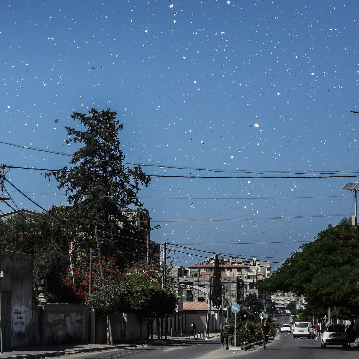 Palästinenser fliehen nach israelischen Luftangriffen. - Foto: Mohammed Talatene/dpa