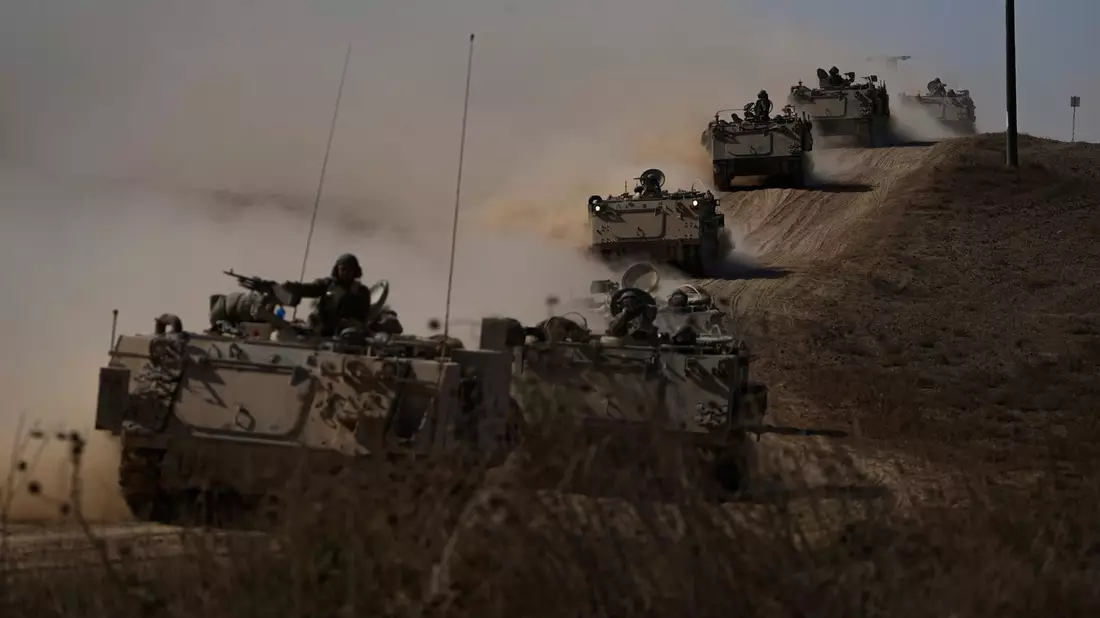Israelische Panzer fahren auf die Grenze zum Gazastreifen im Süden Israels zu. - Bild: Ariel Schalit/AP/dpa