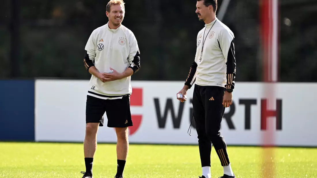 Bundestrainer Julian Nagelsmann (l) lobt seinen Co-Trainer Sandro Wagner. - Bild: Federico Gambarini/dpa