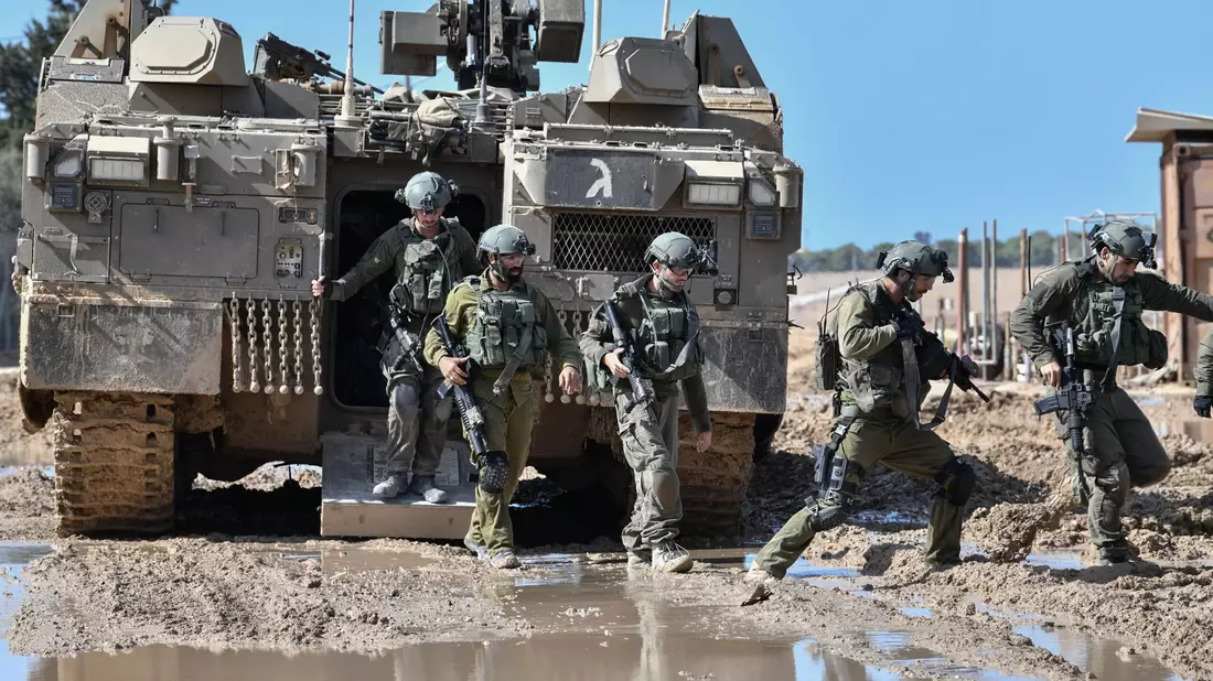 Israelische Soldaten steigen aus einem gepanzerten Fahrzeug nahe der Grenze zwischen Israel und Gaza im Süden Israels. - Bild: JINI/XinHua/dpa