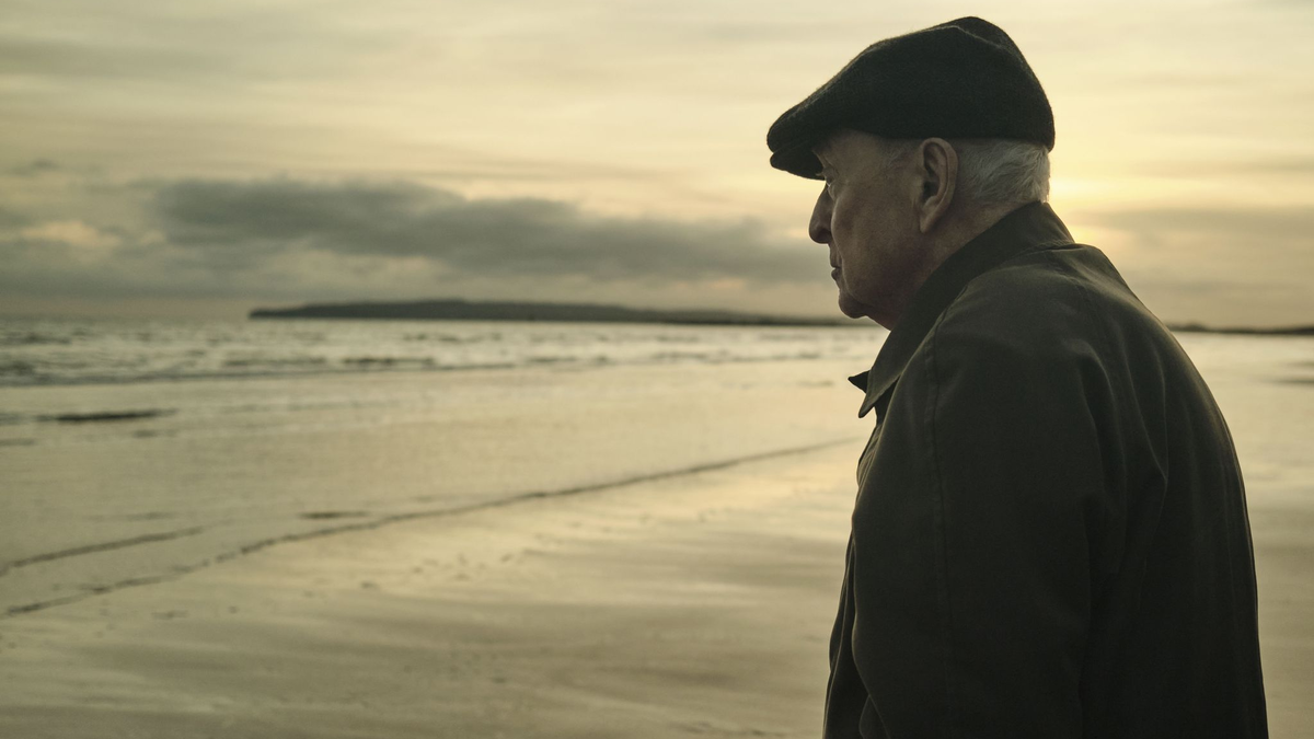 Michael Caine als Bernie Jordan in dem Film «In voller Blüte». Im Alter von 90 Jahren hat der britische Schauspieler sein Karriereende bestätigt. - Foto: -/Leonine Studios/dpa