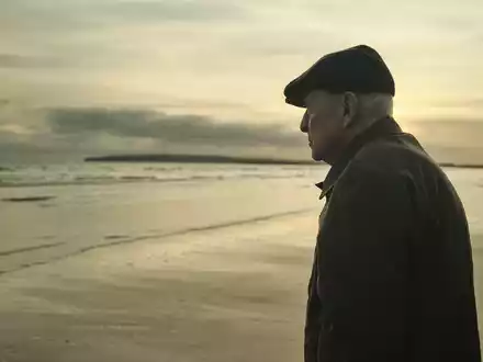 Michael Caine als Bernie Jordan in dem Film «In voller Blüte». Im Alter von 90 Jahren hat der britische Schauspieler sein Karriereende bestätigt. - Foto: -/Leonine Studios/dpa
