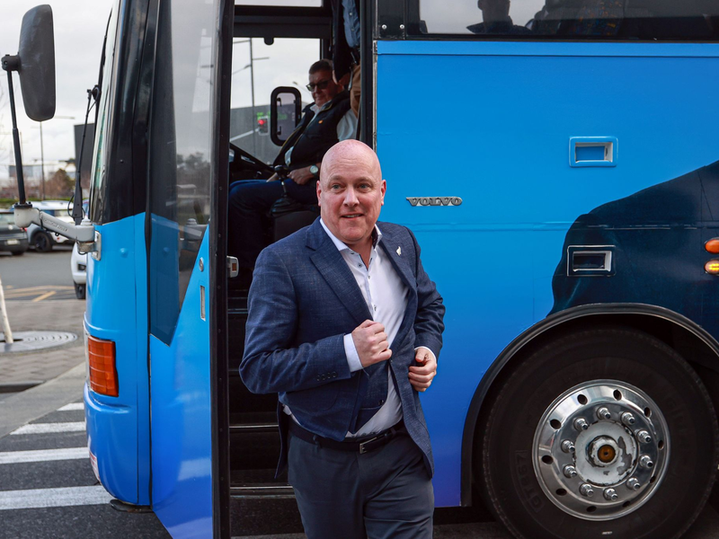 Die konservative National Party mit ihrem Spitzenkandidaten Christopher Luxon kommt nach sechs Jahren zurück an die Macht. - Foto: Shane Wenzlick/AAP/dpa