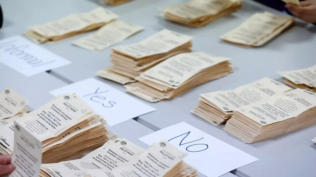 Australien hat in einer historischen Volksbefragung über ein größeres politisches Mitspracherecht für die indigene Bevölkerung abgestimmt. nun gibt es ein Ergebnis. - Bild: Con Chronis/AAP/dpa