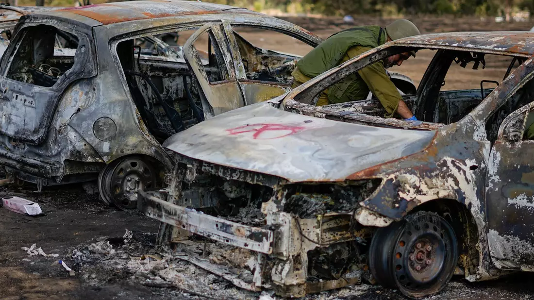 Ausgebrannte Wagen stehen auf dem Gelände eines Musikfestivals nahe der Grenze zum Gazastreifen. Mindestens 260 israelische Festivalbesucher wurden bei dem Angriff am vergangenen Samstag (07.10.2023) getötet. - Bild: Ariel Schalit/AP/dpa