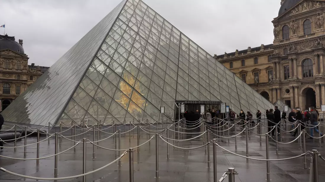 Der Louvre in Paris ist wegen einer Bombendrohung am Samstag geräumt worden. - Bild: Christian Böhmer/dpa