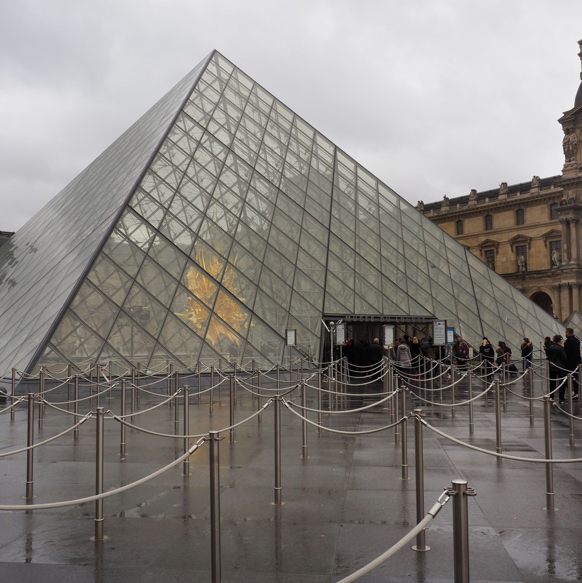 Der Louvre in Paris ist wegen einer Bombendrohung am Samstag geräumt worden. - Foto: Christian Böhmer/dpa