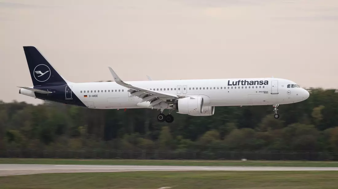 Die Lufthansa hatte ihre Sonderflüge aus Israel gestoppt. - Bild: Lukas Barth/dpa
