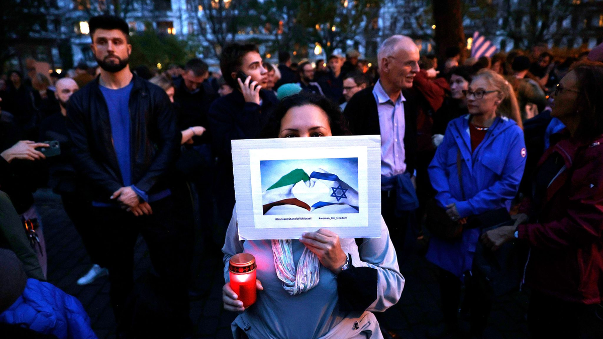Menschen nehmen vor der Synagoge am Berliner Fraenkelufer an einer Mahnwache teil. - Foto: Carsten Koall/dpa