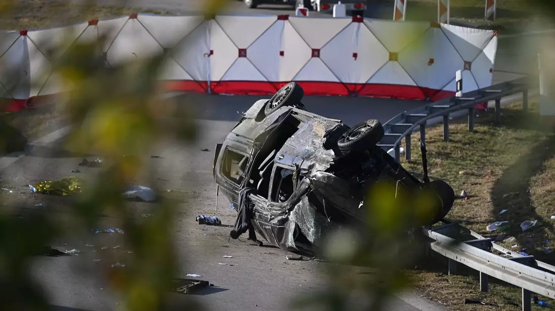 Beim Unfall eines mutmaßlichen Schleuserfahrzeugs auf der Autobahn 94 sind sieben Menschen gestorben und mehrere schwer verletzt worden. - Bild: Sven Hoppe/dpa