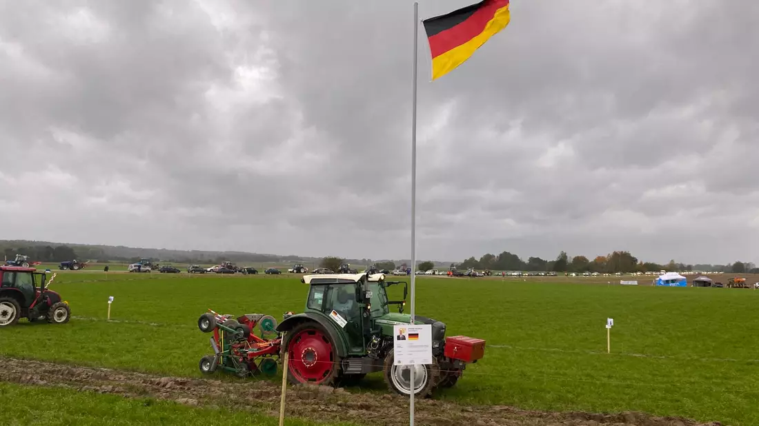 Das Wettbewerbs-Terrain des deutschen Teilnehmers Stefan Oechsle. In Lettland messen sich an diesem Wochenende die besten Pflüger der Welt. - Bild: Alexander Welscher/dpa
