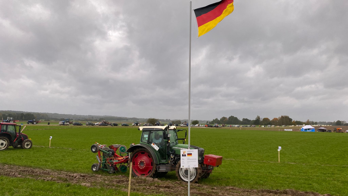 Das Wettbewerbs-Terrain des deutschen Teilnehmers Stefan Oechsle. In Lettland messen sich an diesem Wochenende die besten Pflüger der Welt. - Foto: Alexander Welscher/dpa