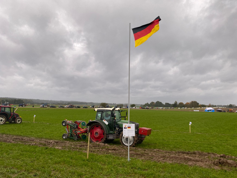 Das Wettbewerbs-Terrain des deutschen Teilnehmers Stefan Oechsle. In Lettland messen sich an diesem Wochenende die besten Pflüger der Welt. - Foto: Alexander Welscher/dpa