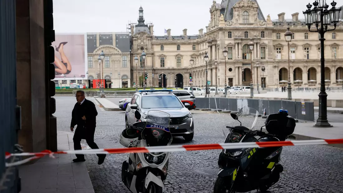 Die Polizei hat den Bereich um den Louvre mit Flatterband abgesperrt. - Bild: Thomas Padilla/AP/dpa