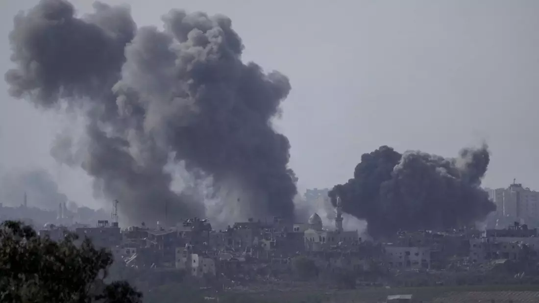 Rauch steigt im Gazastreifen nach einem israelischen Luftangriff auf. - Bild: Leo Correa/AP/dpa