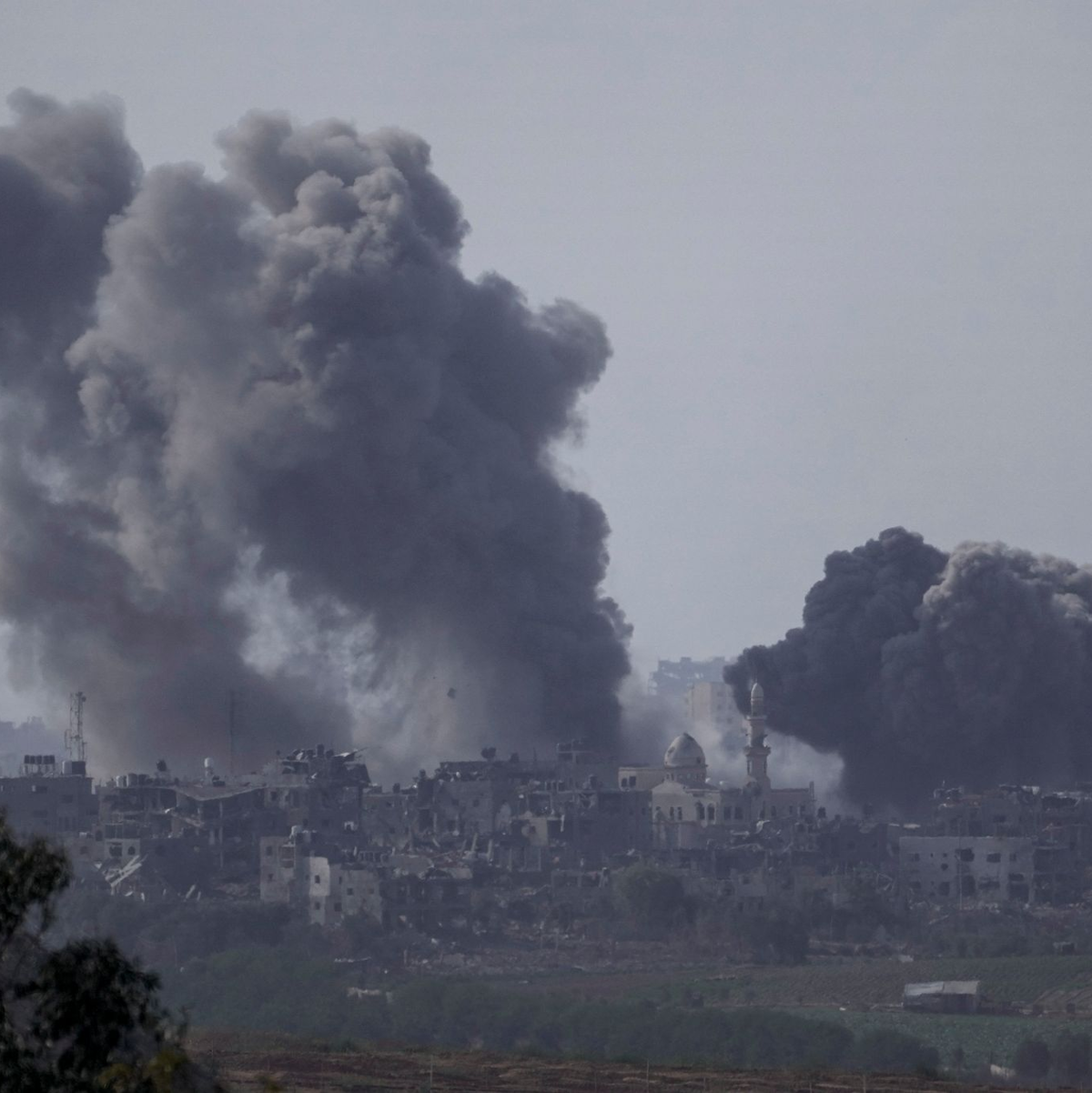 Rauch steigt im Gazastreifen nach einem israelischen Luftangriff auf. - Foto: Leo Correa/AP/dpa