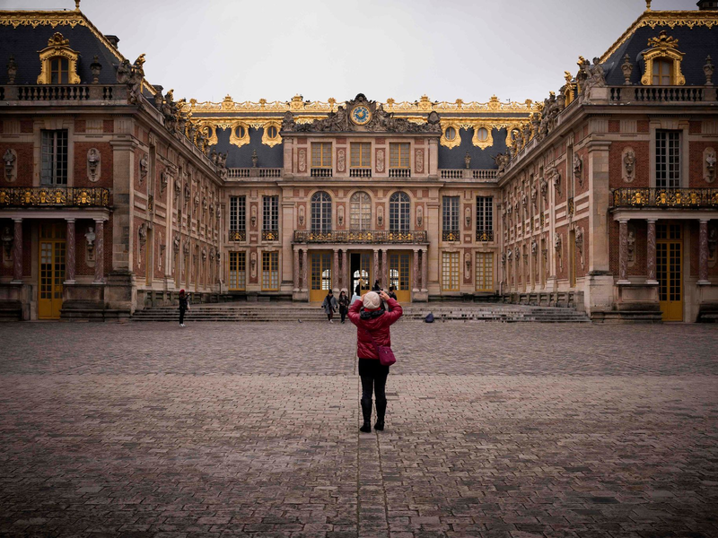 Die Tore von Schloss Versailles bleiben vorerst geschlossen. - Foto: Lionel Bonaventure/AFP/dpa