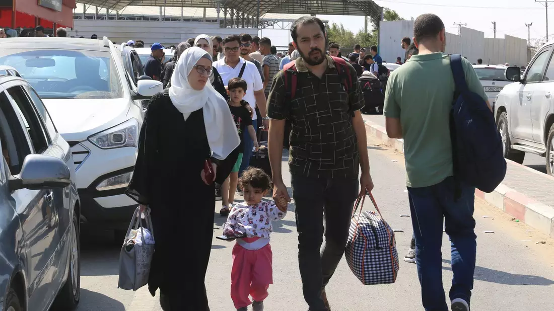 Palästinenser warten am Grenzübergang zwischen dem Gazastreifen und Ägypten im Süden des abgeriegelten Gebiets. - Bild: Hatem Ali/AP/dpa