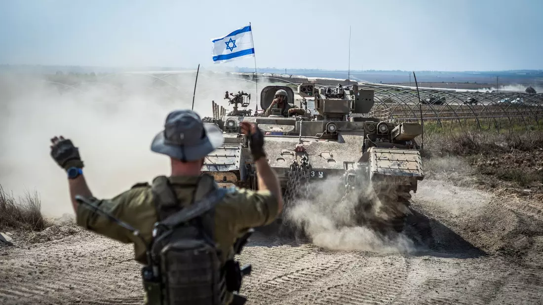 Israelische Panzer sind in der Nähe der Grenze zum Gazastreifen im Einsatz. - Bild: Ilia Yefimovich/dpa
